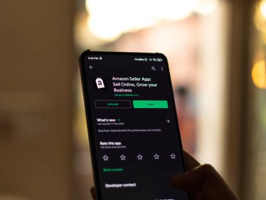 Assam, Hindistan - 29 Kasım 2020: Telefon ekranında Amazon satıcı logosu.