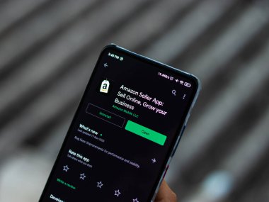 Assam, Hindistan - 29 Kasım 2020: Telefon ekranında Amazon satıcı logosu.