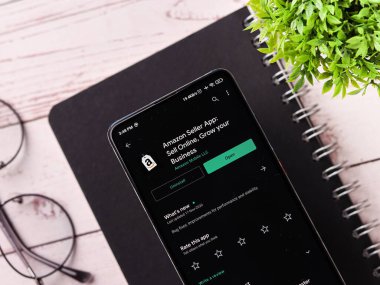 Assam, Hindistan - 29 Kasım 2020: Telefon ekranında Amazon satıcı logosu.