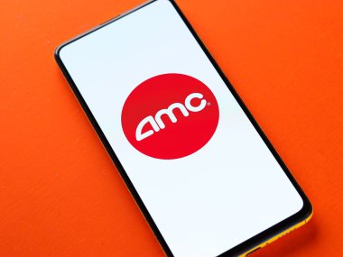 Assam, Hindistan - 15 Kasım 2020: Telefon ekranında AMC tiyatro logosu.