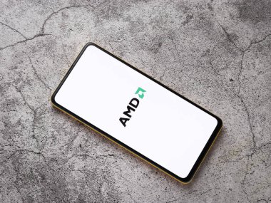Assam, Hindistan - 24 Eylül 2020: Telefon ekranında AMD logosu.