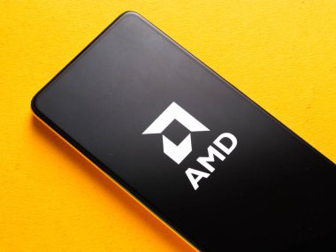 Assam, Hindistan - 24 Eylül 2020: Telefon ekranında AMD logosu.