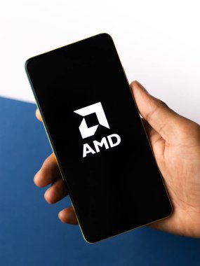 Assam, Hindistan - 24 Eylül 2020: Telefon ekranında AMD logosu.