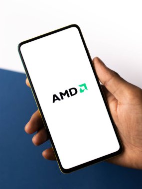 Assam, Hindistan - 24 Eylül 2020: Telefon ekranında AMD logosu.