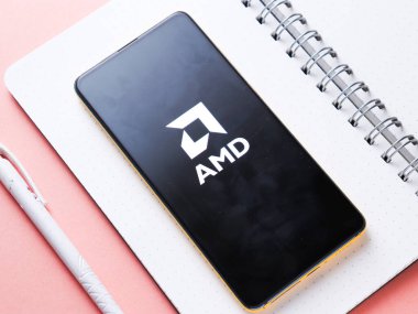 Assam, Hindistan - 24 Eylül 2020: Telefon ekranında AMD logosu.