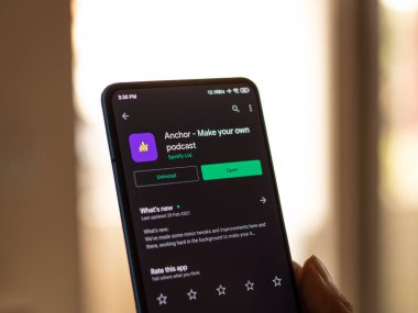 Assam, Hindistan - 10 Mart 2021: Telefon ekranı görüntüsünde sunucu logosu.
