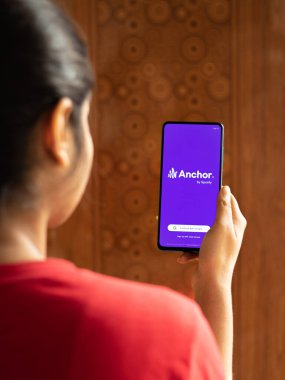 Assam, Hindistan - 10 Mart 2021: Telefon ekranı görüntüsünde sunucu logosu.