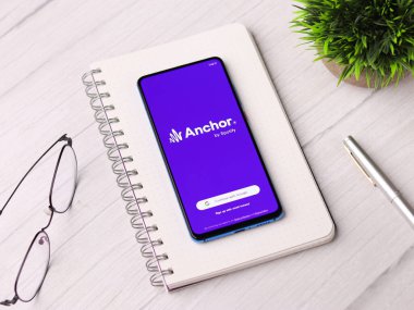 Assam, Hindistan - 10 Mart 2021: Telefon ekranı görüntüsünde sunucu logosu.