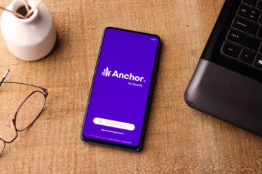 Assam, Hindistan - 10 Mart 2021: Telefon ekranı görüntüsünde sunucu logosu.