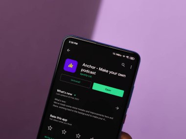 Assam, Hindistan - 10 Mart 2021: Telefon ekranı görüntüsünde sunucu logosu.