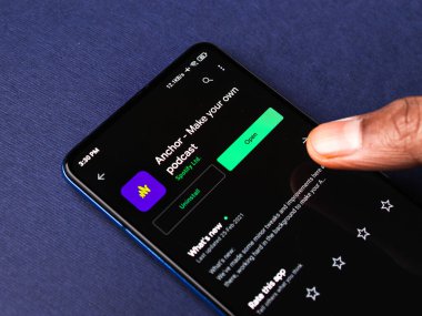 Assam, Hindistan - 10 Mart 2021: Telefon ekranı görüntüsünde sunucu logosu.