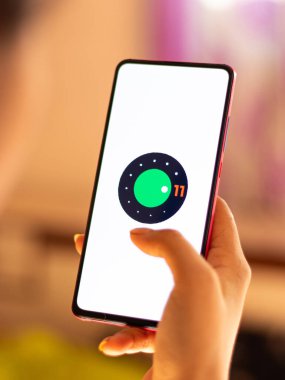 Assam, Hindistan - 13 Haziran 2020: Yeni Android 11 logo görüntüsü. 
