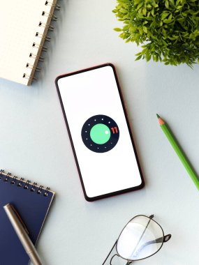 Assam, Hindistan - 13 Haziran 2020: Yeni Android 11 logo görüntüsü. 