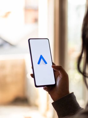 Assam, Hindistan - 15 Ocak 2020: Telefon ekranında Android Otomobil logosu.
