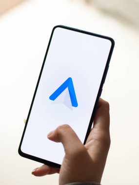 Assam, Hindistan - 15 Ocak 2020: Telefon ekranında Android Otomobil logosu.