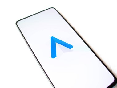 Assam, Hindistan - 15 Ocak 2020: Telefon ekranında Android Otomobil logosu.