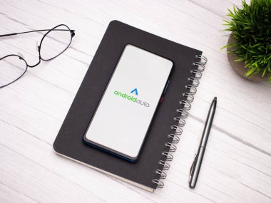 Assam, Hindistan - 15 Ocak 2020: Telefon ekranında Android Otomobil logosu.