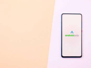 Assam, Hindistan - 15 Ocak 2020: Telefon ekranında Android Otomobil logosu.