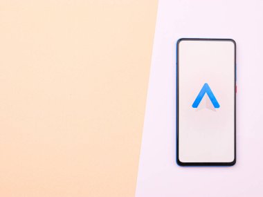 Assam, Hindistan - 15 Ocak 2020: Telefon ekranında Android Otomobil logosu.