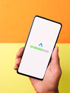 Assam, Hindistan - 15 Ocak 2020: Telefon ekranında Android Otomobil logosu.