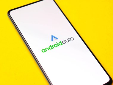 Assam, Hindistan - 15 Ocak 2020: Telefon ekranında Android Otomobil logosu.