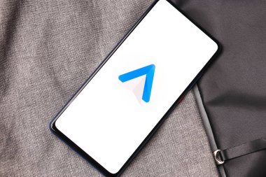 Assam, Hindistan - 15 Ocak 2020: Telefon ekranında Android Otomobil logosu.