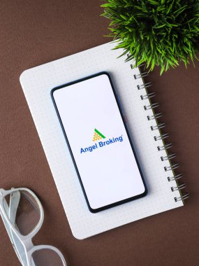 Batı Bangal, Hindistan - 21 Ağustos 2021: Telefon ekranı görüntüsünde Angel Broking logosu.