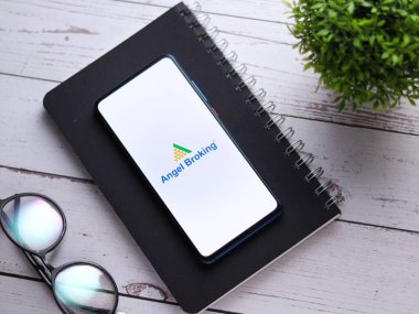 Batı Bangal, Hindistan - 21 Ağustos 2021: Telefon ekranı görüntüsünde Angel Broking logosu.