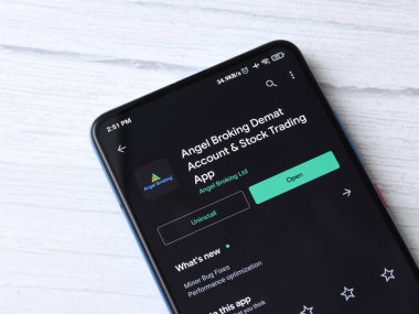 Batı Bangal, Hindistan - 21 Ağustos 2021: Telefon ekranı görüntüsünde Angel Broking logosu.