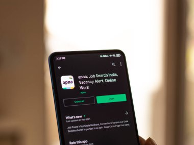 Assam, Hindistan - 10 Mart 2021: Telefon ekranında Apna logosu.