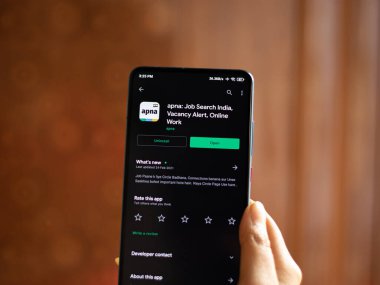 Assam, Hindistan - 10 Mart 2021: Telefon ekranında Apna logosu.