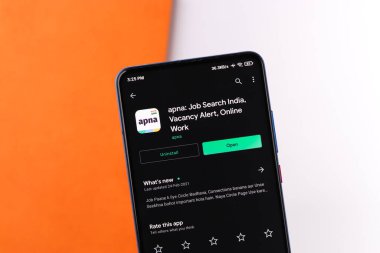 Assam, Hindistan - 10 Mart 2021: Telefon ekranında Apna logosu.