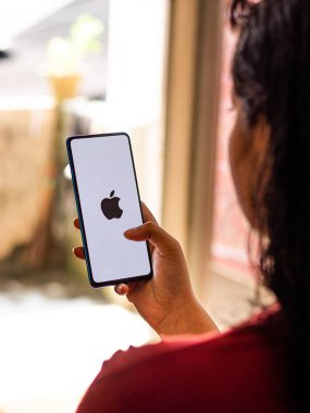 Assam, Hindistan - 9 Ağustos 2020: Telefon ekranında Apple logosu.