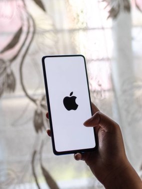 Assam, Hindistan - 9 Ağustos 2020: Telefon ekranında Apple logosu.