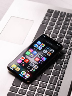 Assam, Hindistan - 30 Mart 2021: IOS 14 uygulama çekmecesinde telefon ekranı görüntüsü.