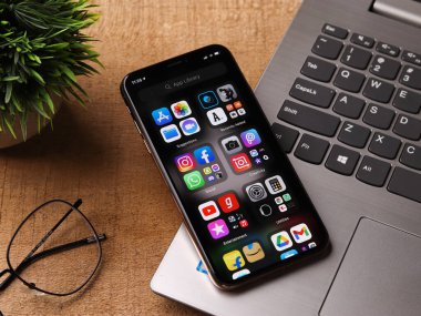 Assam, Hindistan - 30 Mart 2021: IOS 14 uygulama çekmecesinde telefon ekranı görüntüsü.