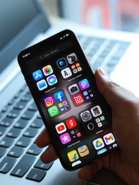 Assam, Hindistan - 30 Mart 2021: IOS 14 uygulama çekmecesinde telefon ekranı görüntüsü.