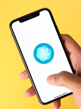 Assam, Hindistan - 30 Mart 2021: Telefon ekranında Apple Breathe logosu.