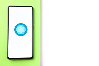 Assam, Hindistan - 30 Mart 2021: Telefon ekranında Apple Breathe logosu.