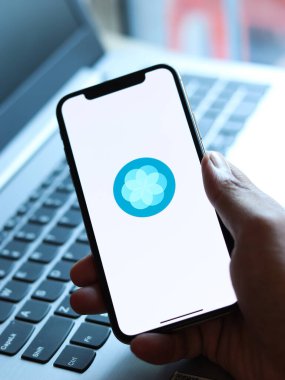 Assam, Hindistan - 30 Mart 2021: Telefon ekranında Apple Breathe logosu.