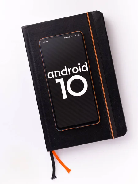 Telefon Mit Android Logo Das Neueste Betriebssystem Von Android Mittwoch — Stockfoto