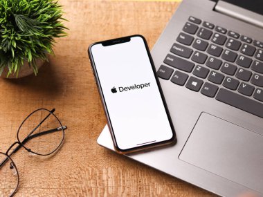 Assam, Hindistan - 30 Mart 2021: Telefon ekranında Apple Developer logosu.