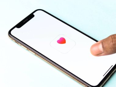 Assam, Hindistan - 30 Mart 2021: Telefon ekranında Apple Sağlık logosu.