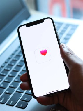Assam, Hindistan - 30 Mart 2021: Telefon ekranında Apple Sağlık logosu.