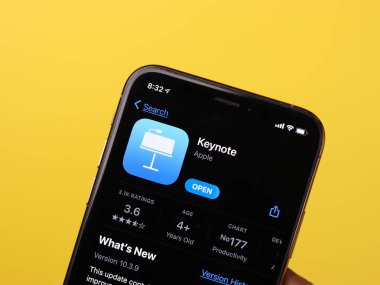 Assam, Hindistan - 30 Mart 2021: Telefon ekranında Apple Keynote logosu.