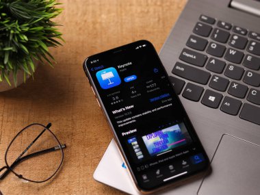 Assam, Hindistan - 30 Mart 2021: Telefon ekranında Apple Keynote logosu.