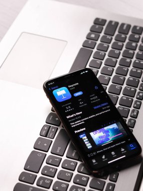 Assam, Hindistan - 30 Mart 2021: Telefon ekranında Apple Keynote logosu.