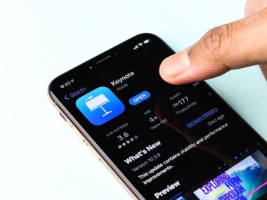 Assam, Hindistan - 30 Mart 2021: Telefon ekranında Apple Keynote logosu.