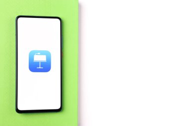 Assam, Hindistan - 30 Mart 2021: Telefon ekranında Apple Keynote logosu.