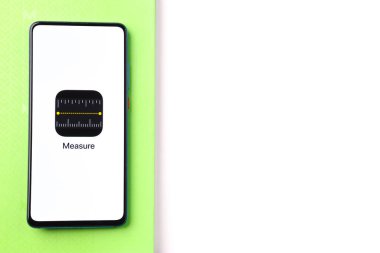 Assam, Hindistan - 30 Mart 2021: Telefon ekranında Apple Ölçüm logosu.